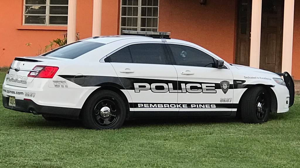 pembroke pines police officer crash

