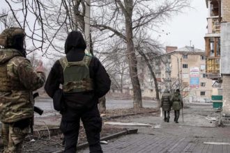 Russian Soldiers Execute Ukrainian POW After He Says Glory to Ukraine