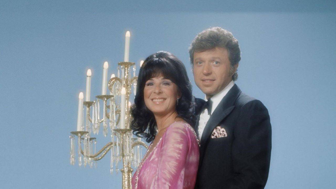 Husband and wife singers Eydie Gorme, and Steve Lawrence